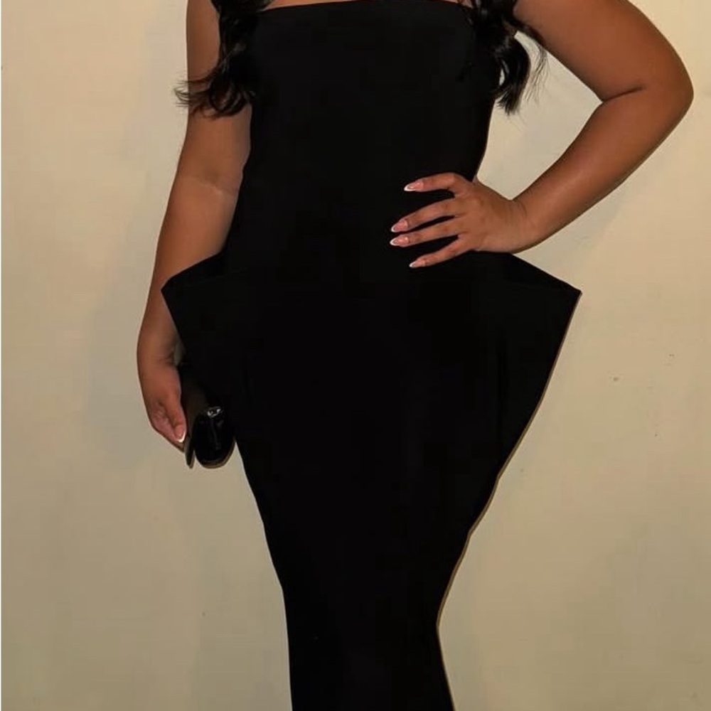 Norma Kamala Elegant Black Strapless Gown